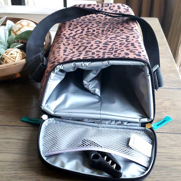 Igloo 2-Bottle Cheetah Print Wine Travel Cooler with Strap - Picture 3 of 5